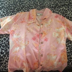 Super cute cute Hawaiian button up shirt